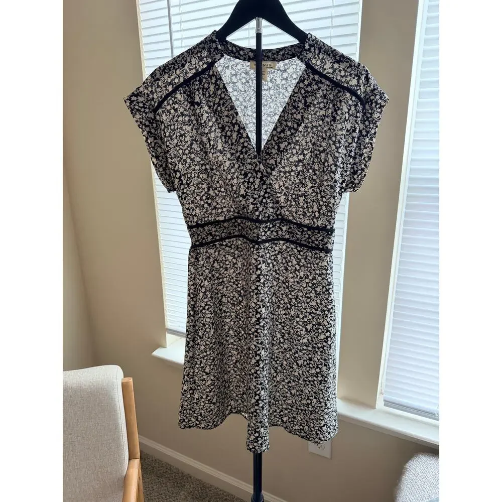 3 for $9 Monteau Light Weight Black and White Floral Dress V Neck Mini S-M - Picture 1 of 7